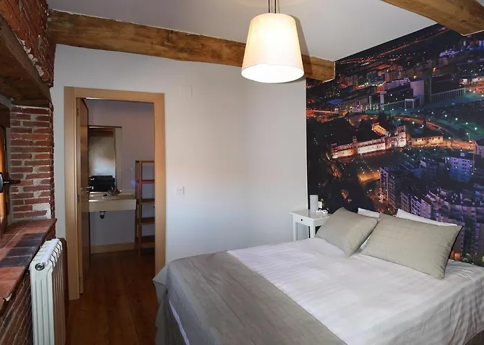 Apartamentos Emilia Feo Leon Gotico